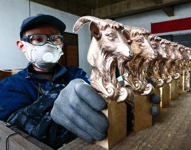 赶制“羊”工艺品 供应节日市场”