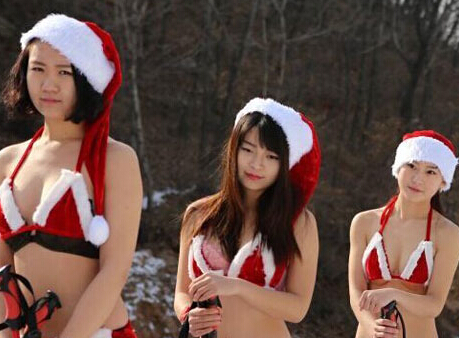 高清:美女着圣诞泳装雪地秀激情 尽显性感身材”