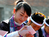 广西三江侗乡绣娘刺绣比赛迎新年”