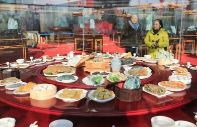 “满汉全席”翡翠精雕惊艳北京东贸珠宝城”