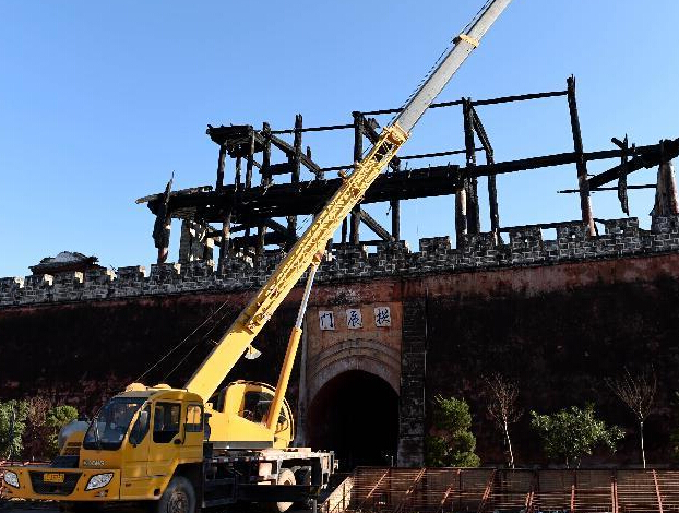 云南大理巍山古城拱辰楼火灾被扑灭 600多年历史的拱辰楼基本被烧毁”