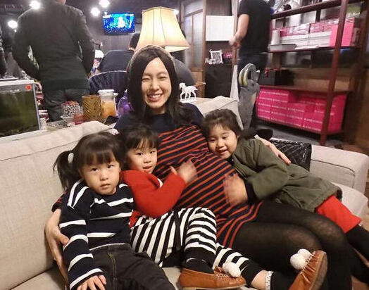 陈建州晒范玮琪孕肚照:等不及大小熊猫出来啦”