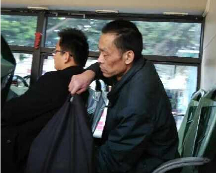 福州:实拍小偷公交盗窃 乘客浑然不知”