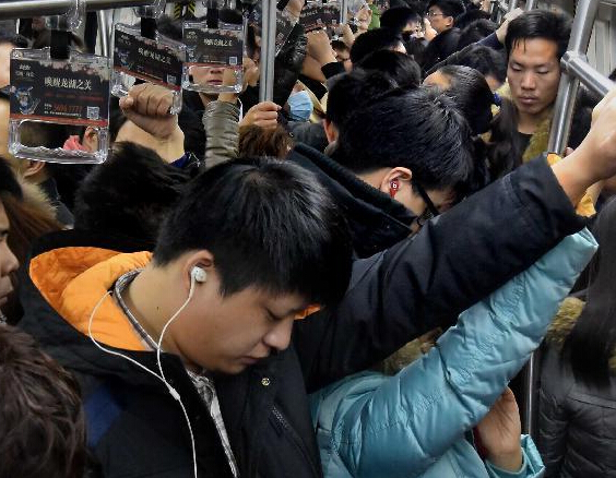 新年首个工作日:拥挤的地铁”