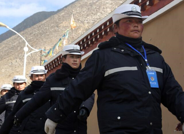 玉树街头的80后女“黑猫警长””