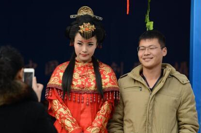 古装美女现身苏州闹市”