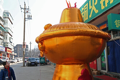 太原商家端出巨型“火锅”揽客”