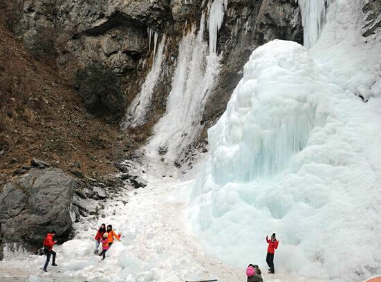 陕西涝峪现冰冻瀑布奇观”