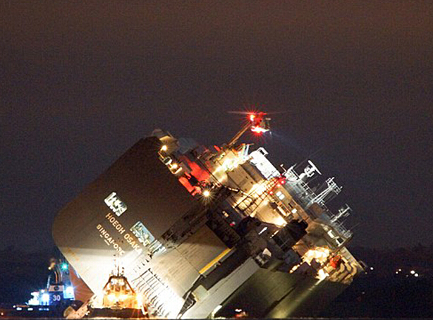 英国大型货轮撞上堤坝侧翻 25名船员全部获救”