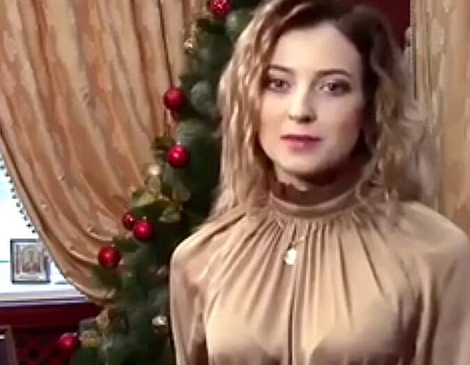 克里米亚美女检察长新造型发表新年贺词”