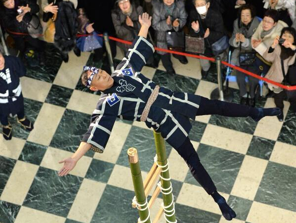 日本消防员穿传统服饰 攀竹梯玩杂耍迎接新年”