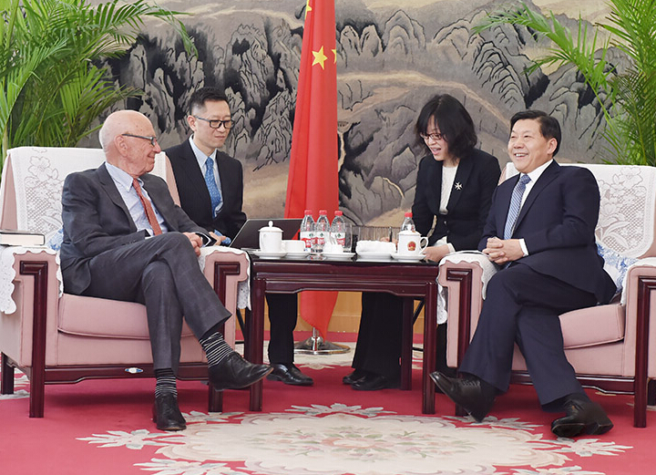 鲁炜会见新闻集团创始人、执行董事长默多克”