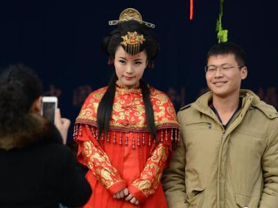 穿越了?古装美女现身苏州闹市”