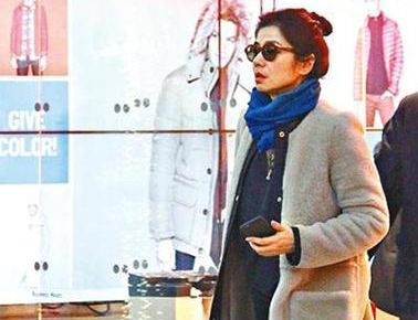 “红姑”钟楚红素颜逛平价店 排队试衣引注目”