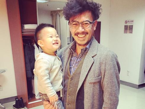 王学兵顶鸟巢头单手抱儿 爷俩笑容神同步(图)”