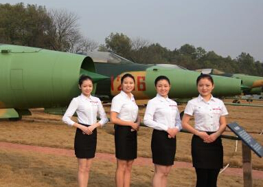 ��ɳһ��У�֡�ս����Ⱥ�� ��Ůѧ����ǰ��Ӱ��