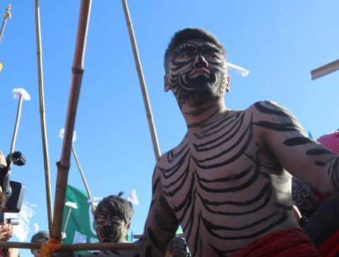 青海黄南土族民众跳“於菟” 祈福新年平安”