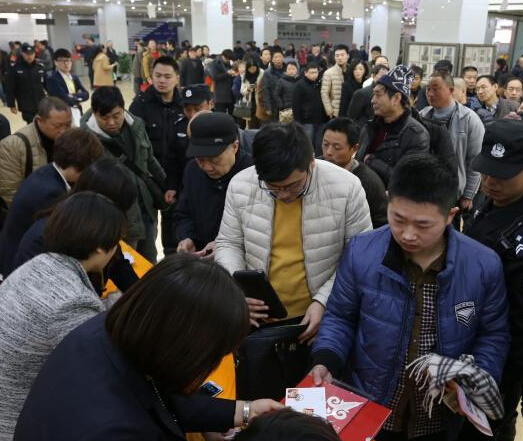郑州市民排队抢购《拜年》特种邮票”