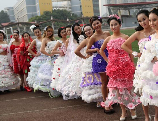 成都高校的最美期末考 废纸“变”婚纱”