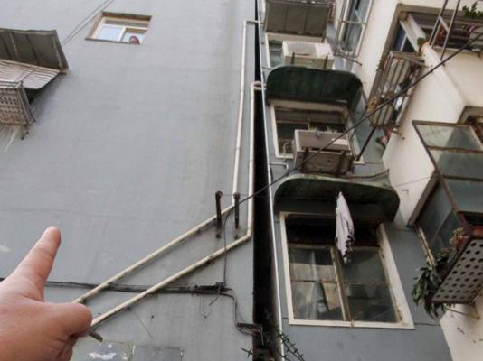 南京现“楼靠靠” 倚隔壁楼“强撑””