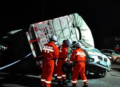 重庆大货车侧翻将“面包车”压成“薄饼””