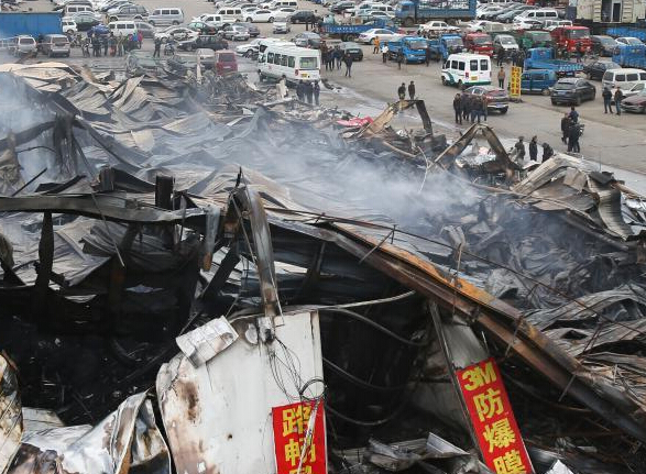 南京一汽配城失大火 灾后满目狼藉”