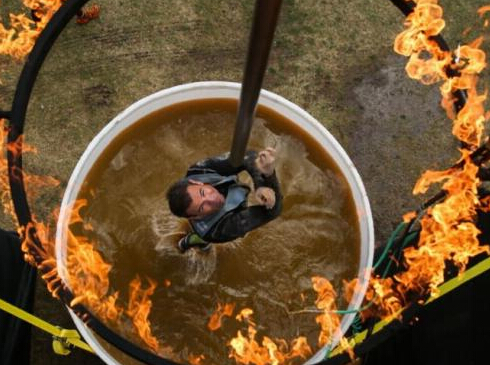 国际障碍大赛挑战新极限 钻火圈忍受催泪瓦斯”