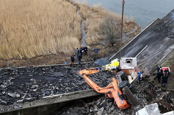 俄罗斯柏林大桥坍塌 施工工人车毁人亡”