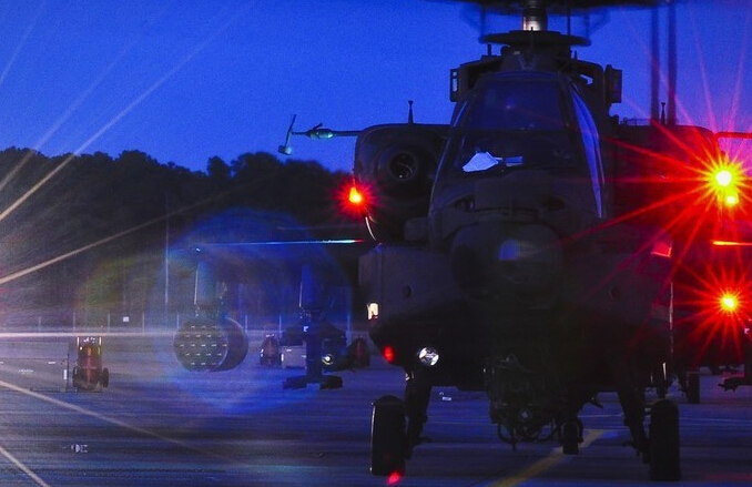 美本土驻军出动大批阿帕奇战机练快反作战”