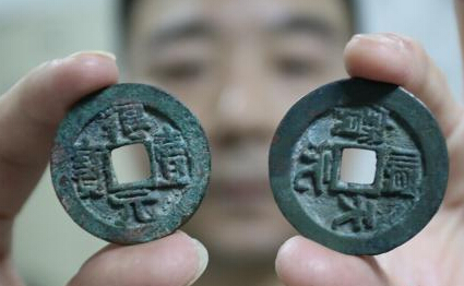 河南古币收藏者展示古代钱币”