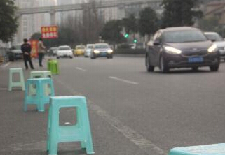 重庆餐馆奇葩方法为顾客占车位”