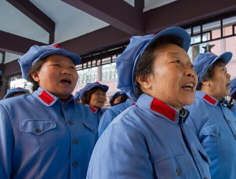 民众唱红歌迎遵义会议召开80周年”