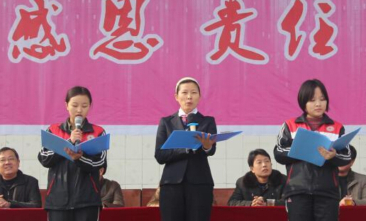 湖北一高中举行18岁成人礼 校方赠宪法读本”