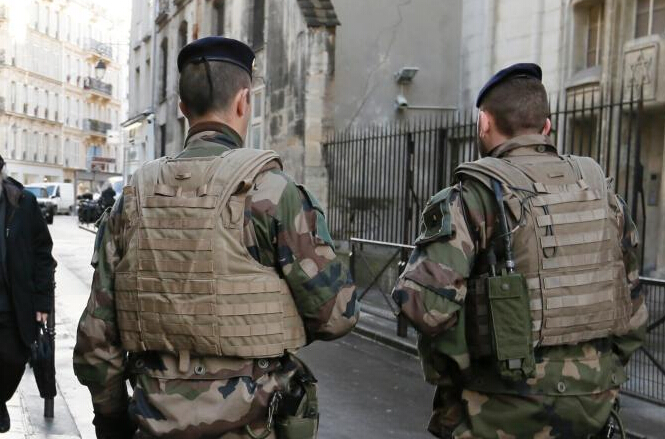 法国维持最高级警戒 士兵加强敏感区域巡逻”