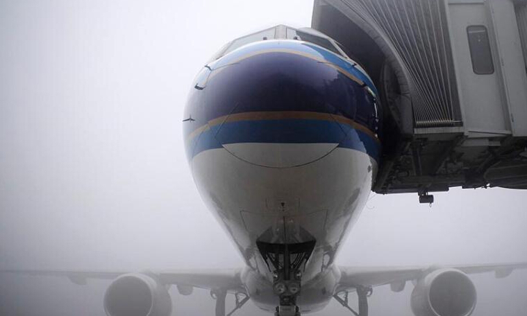 浓雾突袭乌鲁木齐国际机场 9000多名旅客滞留”