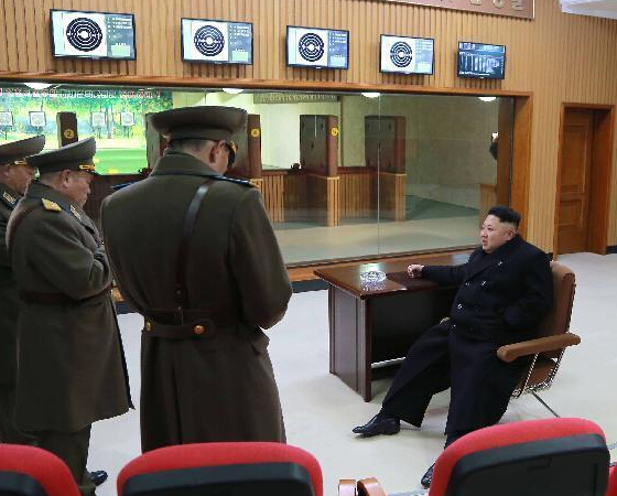 金正恩视察朝鲜空军指挥部 与士兵合影留念”