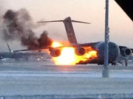 美军1架C-17战略运输机启动时燃起大火”