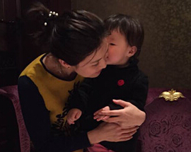 希望小学举牌送生日祝福 童蕾称是最好礼物(图)”