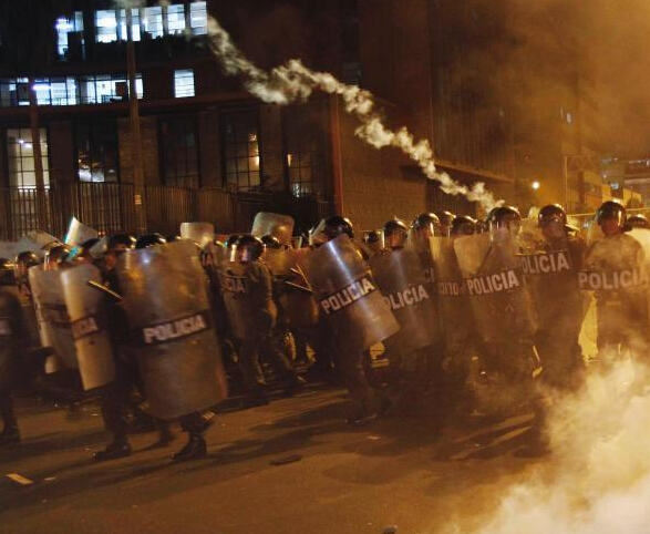 秘鲁数千年轻人举行反政府示威 抗议青年劳动法”