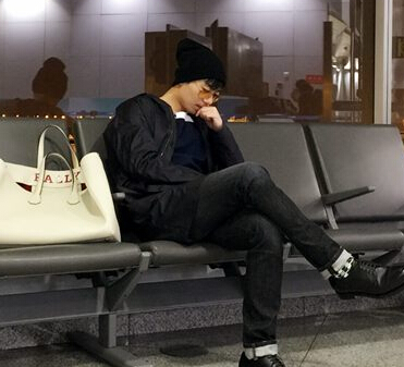 朱亚文开启米兰时装周 机场休闲装带冷帽(图)”