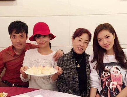 其乐融融!熊黛林为哥哥庆生晒全家福(图)”