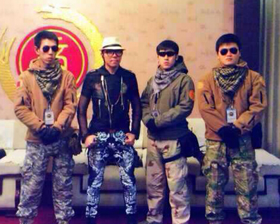 歌手聂琳峰演唱会激情献唱 私人安保戴墨镜抢镜”