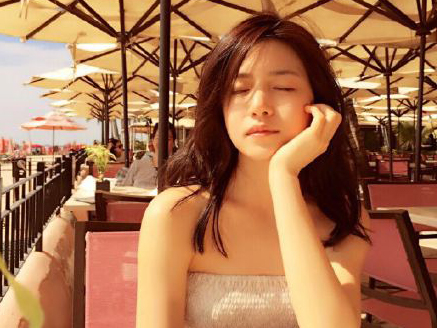 陈妍希晒清纯系美照 穿抹胸长裙双眸轻闭”