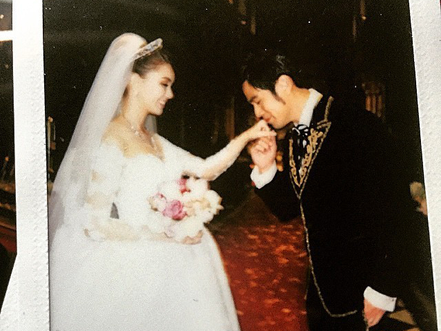 周杰伦婚礼内场全曝光:周董亲吻昆凌玉手”