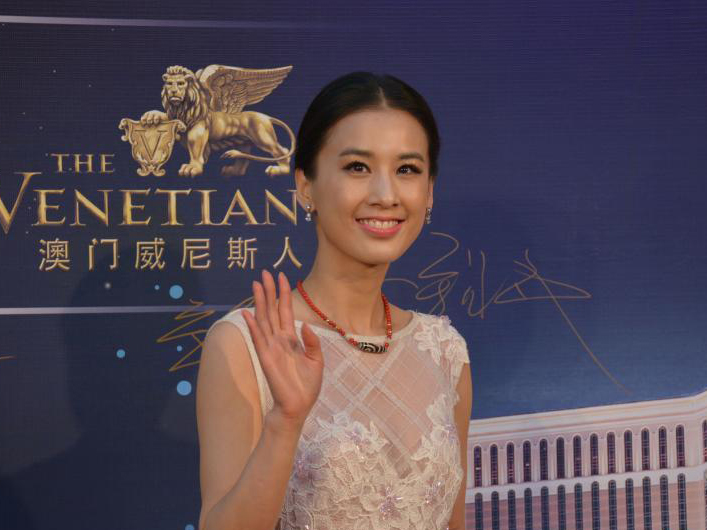 华鼎奖甄子丹黄圣依封帝后 群星闪耀红地毯”