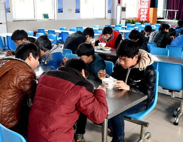 走进艾滋病致孤儿童的阳光家园”