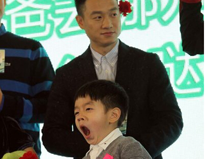 星爸萌娃齐聚爸爸2大电影宣传 “姐姐“卖萌求票房”