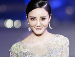 刘雨欣亮相“全视频之夜” 身着透视长裙美如精”