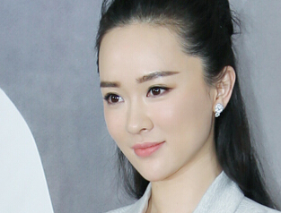 组图:霍思燕简洁优雅亮相 落落大方被赞赏心悦目”