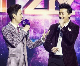 何炅晒与韩庚“身高相同“合照 被调侃“踩板凳“”